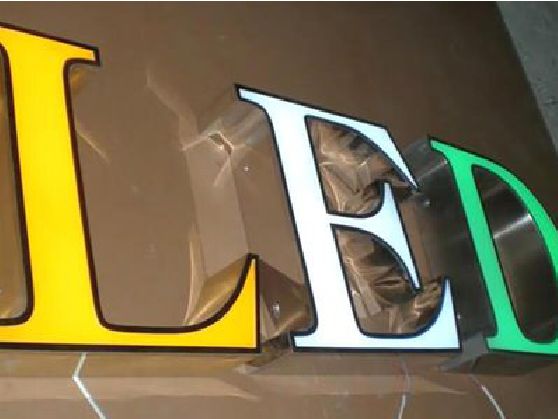 普定介绍LED招牌的基础知识。